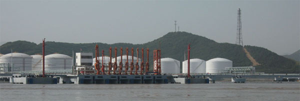 浙江舟山液體化工品中轉(zhuǎn)基地碼頭及罐區(qū).jpg